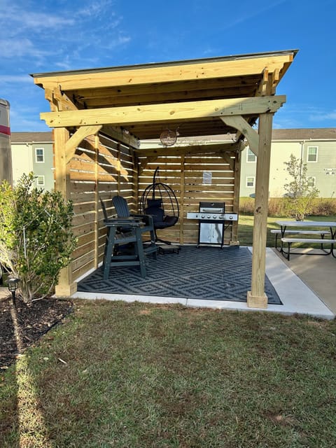 NEW for 2026!!!! PRIVATE pergola, seating, BBQ Grill & Lighting! 