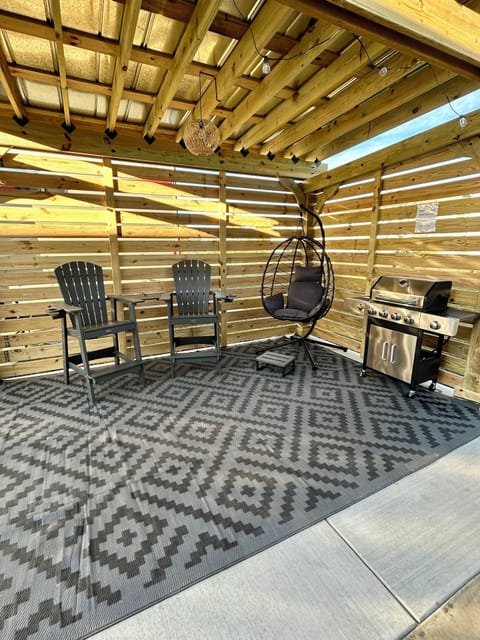 NEW for 2026!!!! PRIVATE pergola, seating, BBQ Grill & Lighting! 