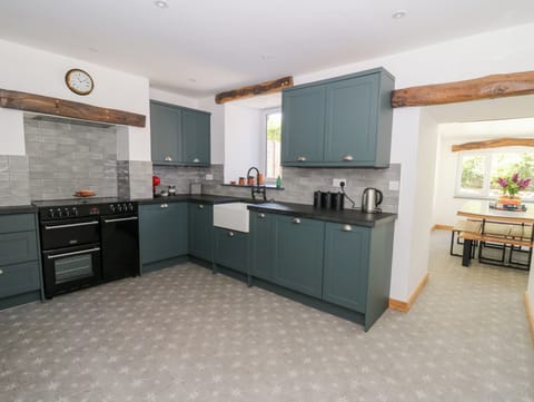 Cottage | Private kitchen | Fridge, dishwasher, cookware/dishes/utensils