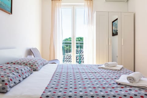 House, Sea View | 3 bedrooms, in-room safe, desk, laptop workspace