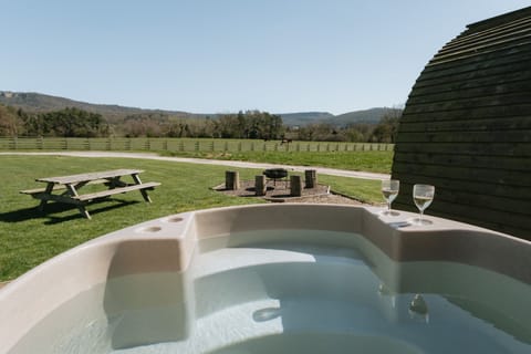 Hot Tub / whirlpool bath (Outdoor)