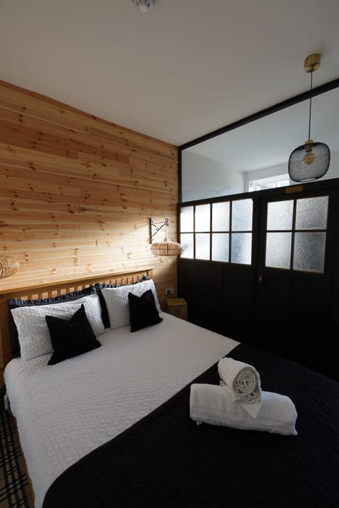 Comfort Studio, 1 Queen Bed, Hill View, Ground Floor | WiFi (free), bed sheets