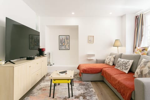 
Welcome to our cozy Lisbon home! Unwind on the sofa, enjoy TV and plan your fun