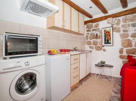 Studio (Studio Apartment) | Private kitchen | Fridge