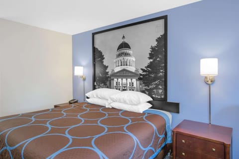 Room, 1 King Bed, Non Smoking | Iron/ironing board (on request), cribs (free), WiFi (free), bed sheets