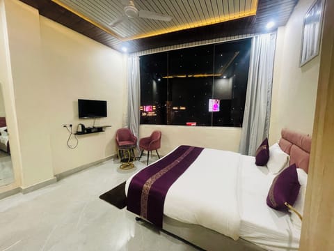 Luxury Double Room, City View | Desk, laptop workspace, blackout drapes, soundproofing