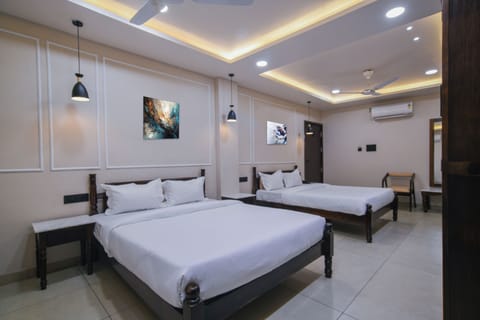Family Suite | Desk, WiFi (free), bed sheets