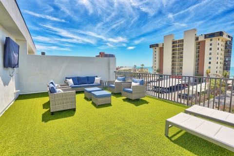 Private Roof Top Deck with lots of Seating