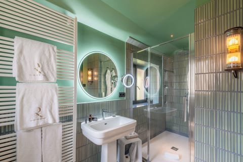 Shower, hair dryer, bathrobes, slippers