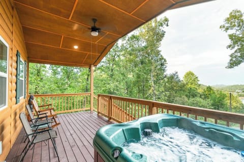 Caver Cabin's bubbling hot tub