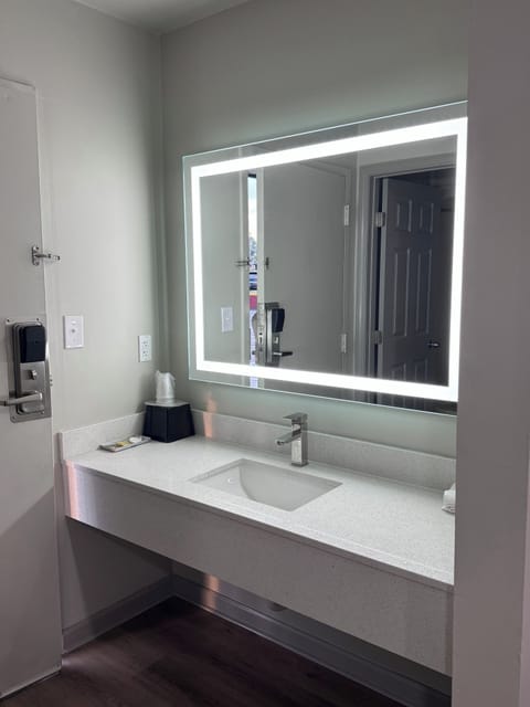 Combined shower/tub, towels, soap, shampoo