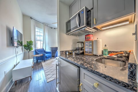 BRIGHT AND MODERN STUDIO | Minibar, individually decorated, individually furnished, desk