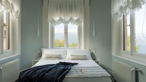 Luxury Suite, Lake View | Minibar, in-room safe, desk, soundproofing