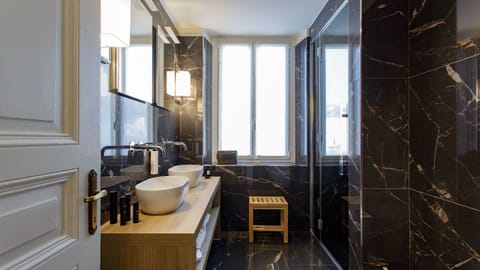 Suite | Bathroom | Hair dryer, towels