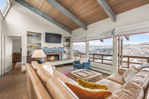 House, Balcony, Mountain View | Living area | Fireplace