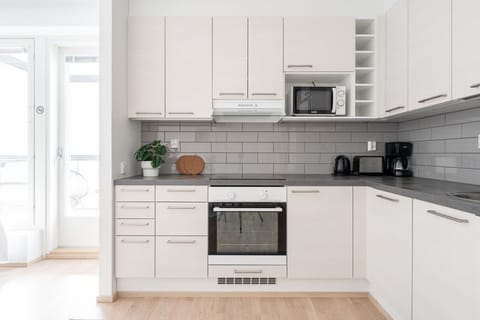 Apartment kitchen. There is a dishwasher, toaster, coffee maker, kettle etc. included.