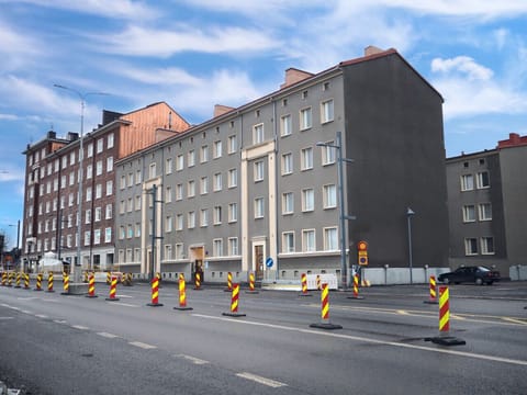 Situated on the 3rd floor of a well-maintained building, you’ll be close to excellent public transport links that take you across the city in minutes.