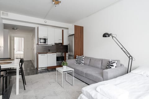 While cooking, you can socialise with your family and friends, as the kitchen has a view directly into the living room.