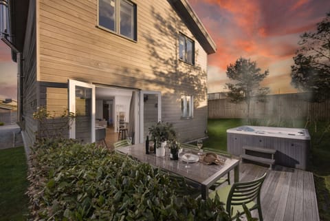 The property building - Una 69