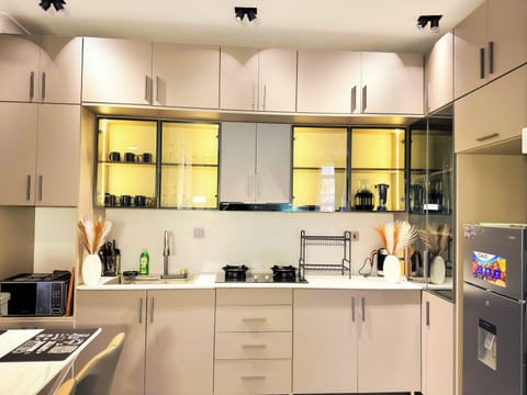Comfort Apartment, Balcony, Garden View | Private kitchen | Microwave, oven, cookware/dishes/utensils