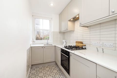 Apartment, City View | Private kitchen | Electric kettle