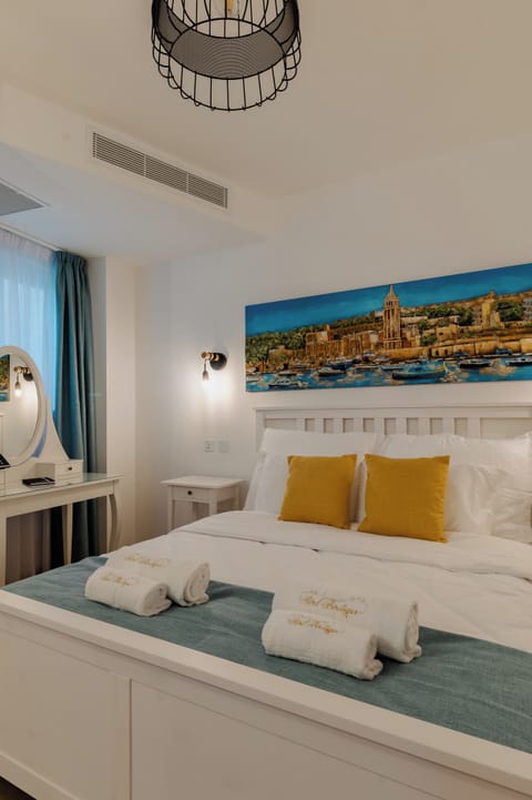 Classic Double Room | In-room safe, blackout drapes, free WiFi