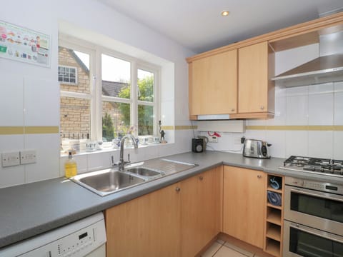 Cottage | Private kitchen | Fridge, dishwasher, cookware/dishes/utensils