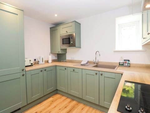 Cottage | Private kitchen | Fridge, dishwasher, electric kettle, toaster