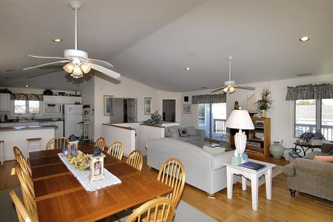 mainupper level-dining area-_dsc9233