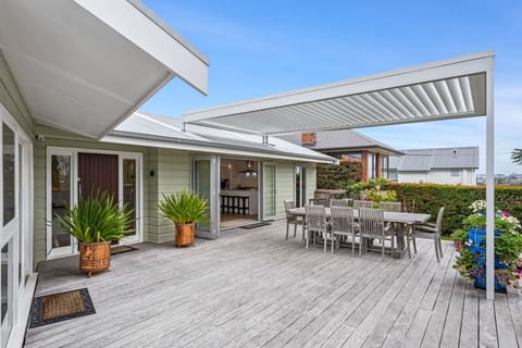Expansive deck with amazing indoor outdoor flow