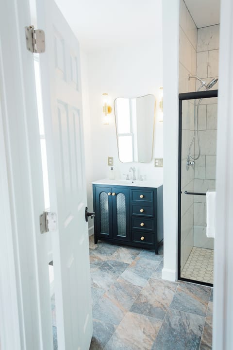 Luxury Double Room, 1 King Bed, Mountain View | Bathroom | Hair dryer, towels, soap, shampoo