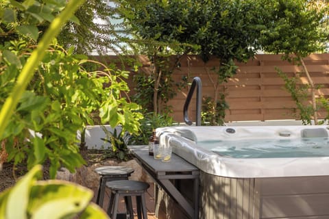 1-Jaccuzi Area
