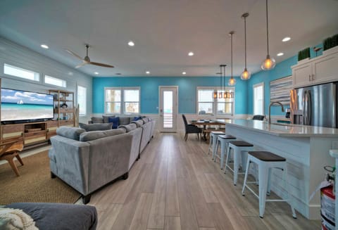 Open floor plan. (Whatabeach)