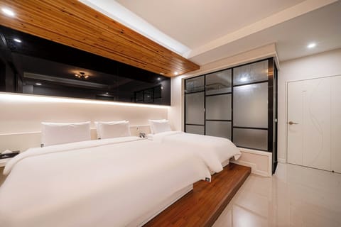 Premium Twin Room, Non Smoking | Laptop workspace, blackout drapes, soundproofing, free WiFi