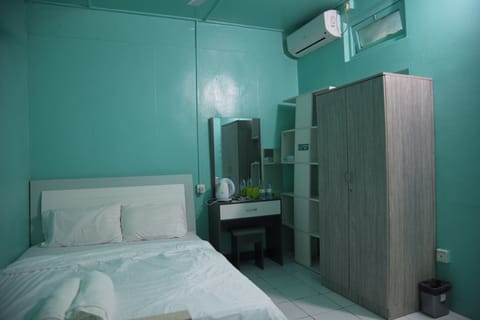 Deluxe Triple Room | Desk, iron/ironing board, free WiFi, bed sheets