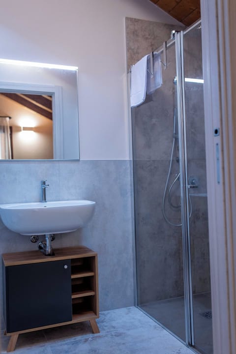 Room | Premium bedding, down comforters, in-room safe, desk