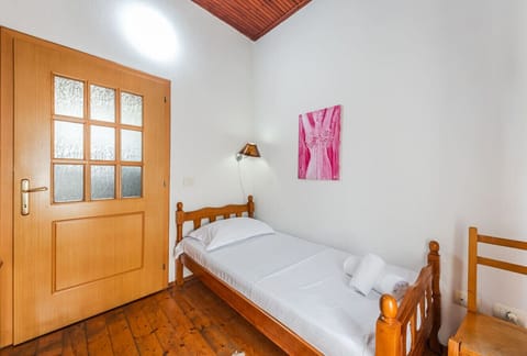 Bedroom with two single beds