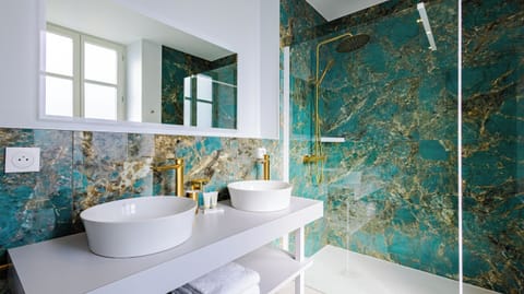 Suite Printemps | Bathroom | Hair dryer, towels, soap, shampoo