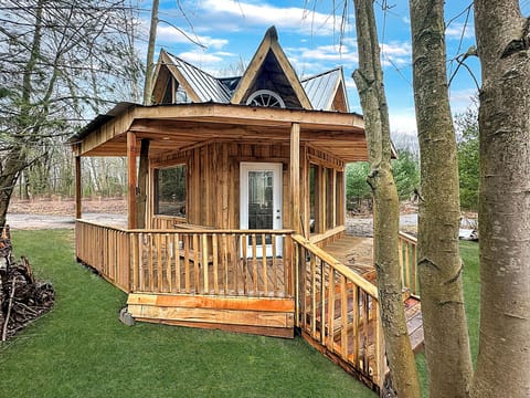 Birez Cabin: off-grid bunkie with wrap deck