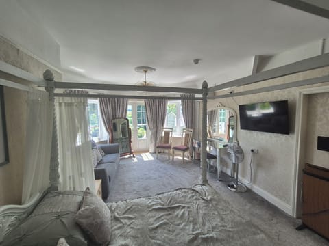 Bridal suit | Desk, iron/ironing board, free WiFi, bed sheets