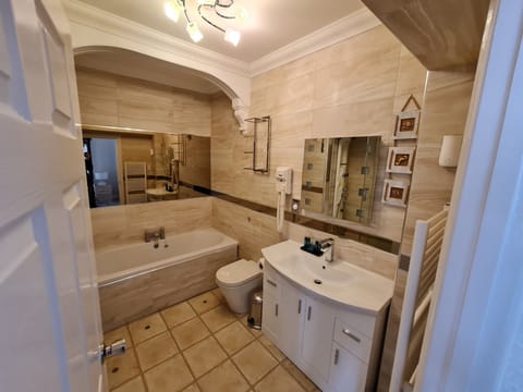 Bridal suit | Bathroom | Shower, hair dryer, towels, soap