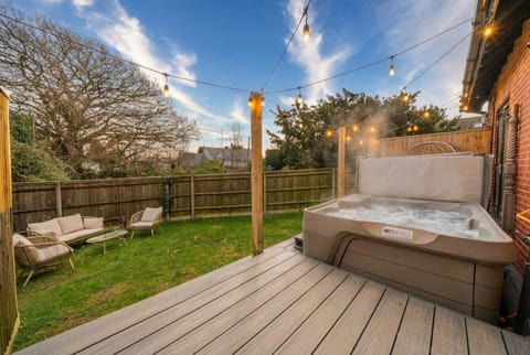 Soak in the bubbling hot tub under fairy lights with a private lawned garden all to yourself.