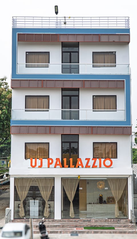 Deluxe Room, 1 King Bed, City View | Bathroom | Shower, rainfall showerhead, free toiletries, hair dryer