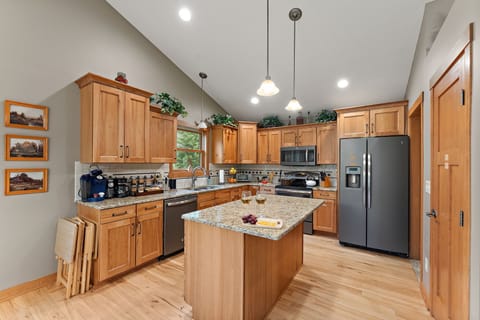 Well-stocked kitchen w pantry & everything needed for home cooking!  