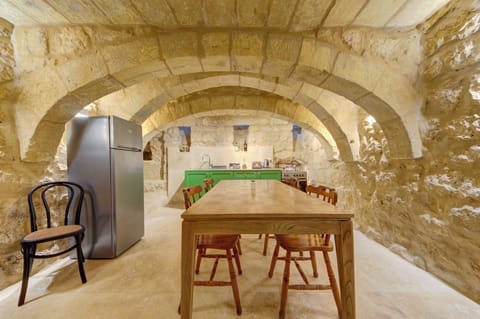 Room, 1 Bedroom, Smoking | Dining room