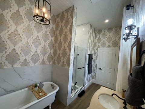 Luxury Double Room, 1 King Bed, Garden View, Ground Floor | Bathroom | Shower, towels, soap, shampoo