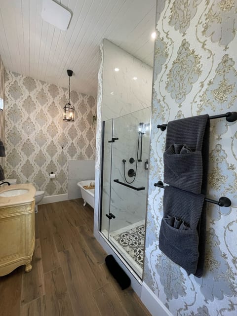 Luxury Double Room, 1 King Bed, Garden View, Ground Floor | Bathroom | Shower, towels, soap, shampoo