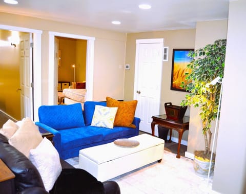 Shared Dormitory, 1 Bedroom, Accessible | Living room | Books