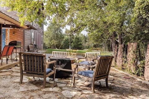 This inviting fire pit area is the perfect place to gather and unwind. Surrounded by trees and nature, it’s ideal for stargazing or enjoying a peaceful evening with friends and family in the fresh country air, separate from the house.
