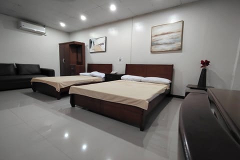 Family Suite | Desk, free WiFi, bed sheets
